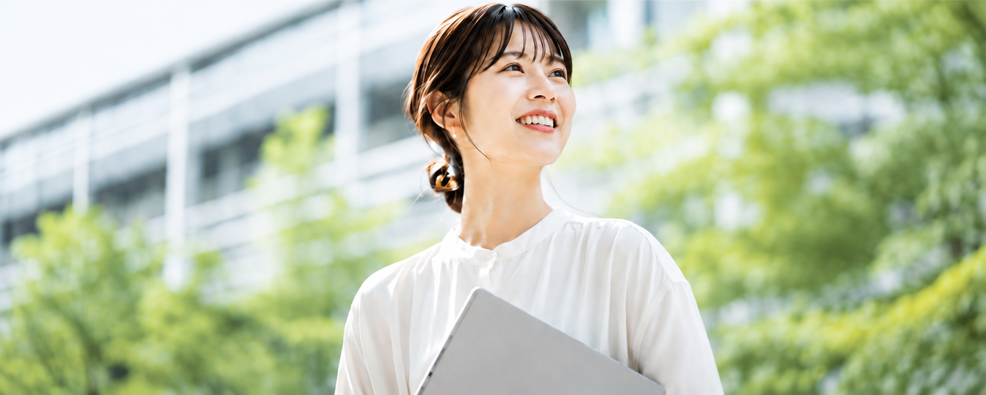 明るい屋外で微笑む女性